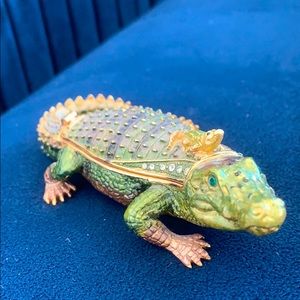 Decorative alligator box